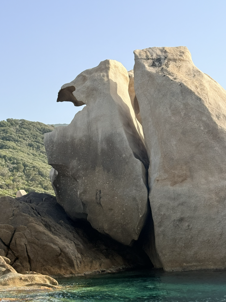 Blocs de granite sculptés par l'érosion sur le littoral corse, vue rapprochée par drone