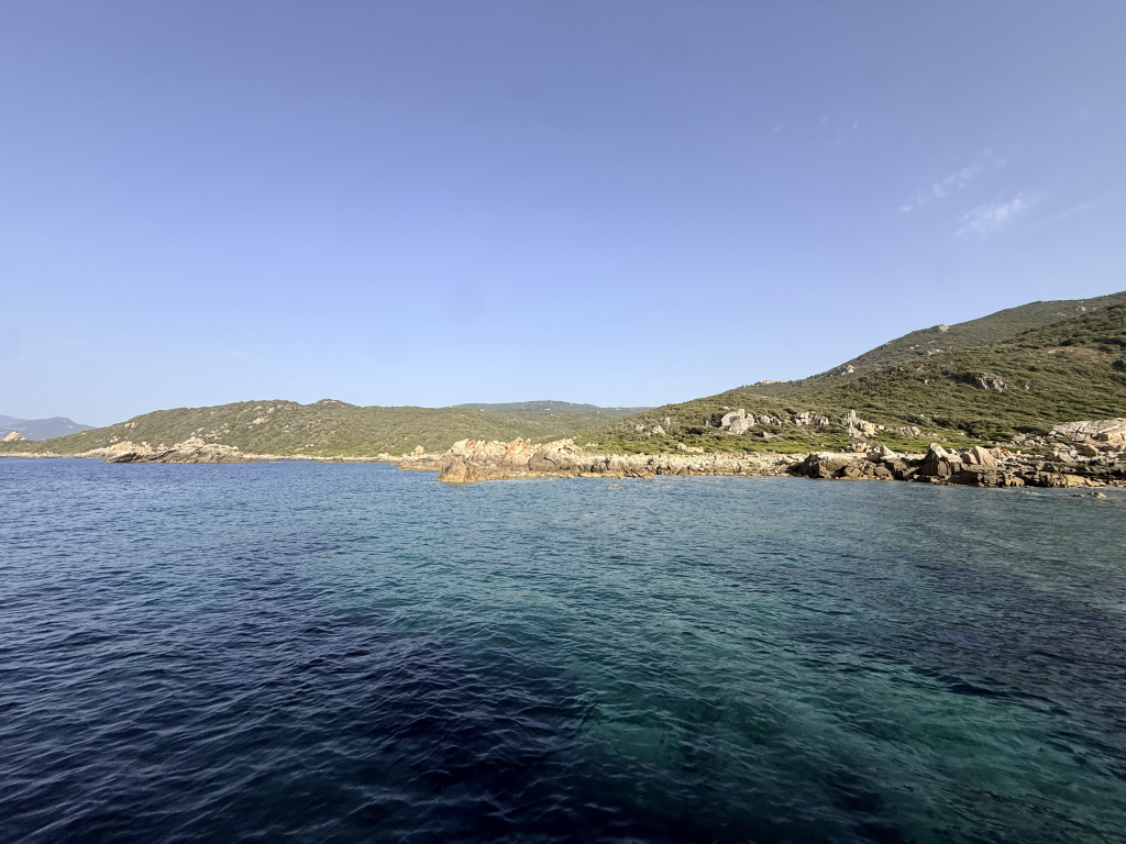 Pointe rocheuse couverte de maquis dominant la mer, secteur de Propriano vu du ciel