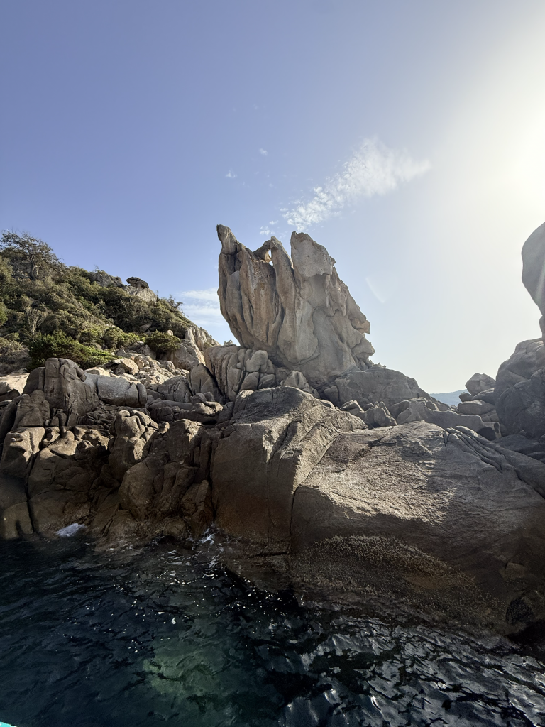 Aiguilles de granite en contre-jour au bord de l'eau, littoral de Corse-du-Sud
